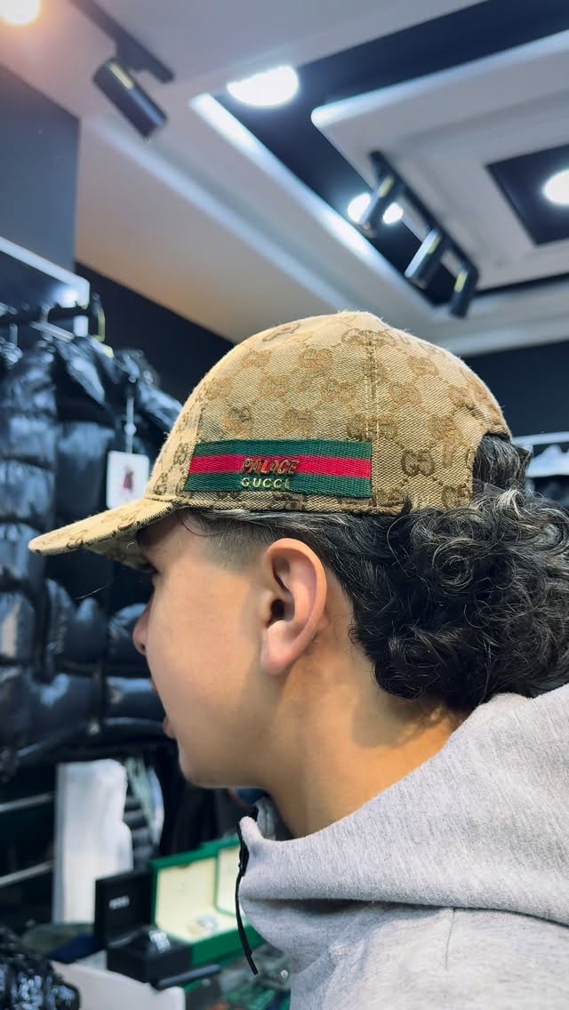 Casquette monogramme beige portée en boutique