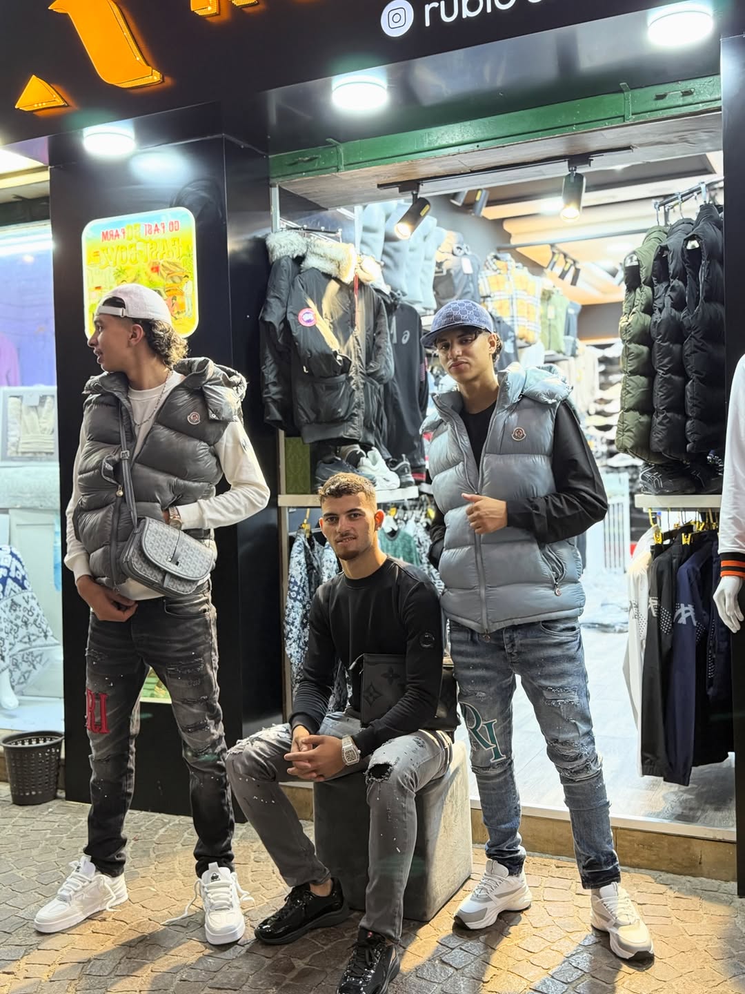 Doudounes sans manches grises devant la boutique Rubio Shop