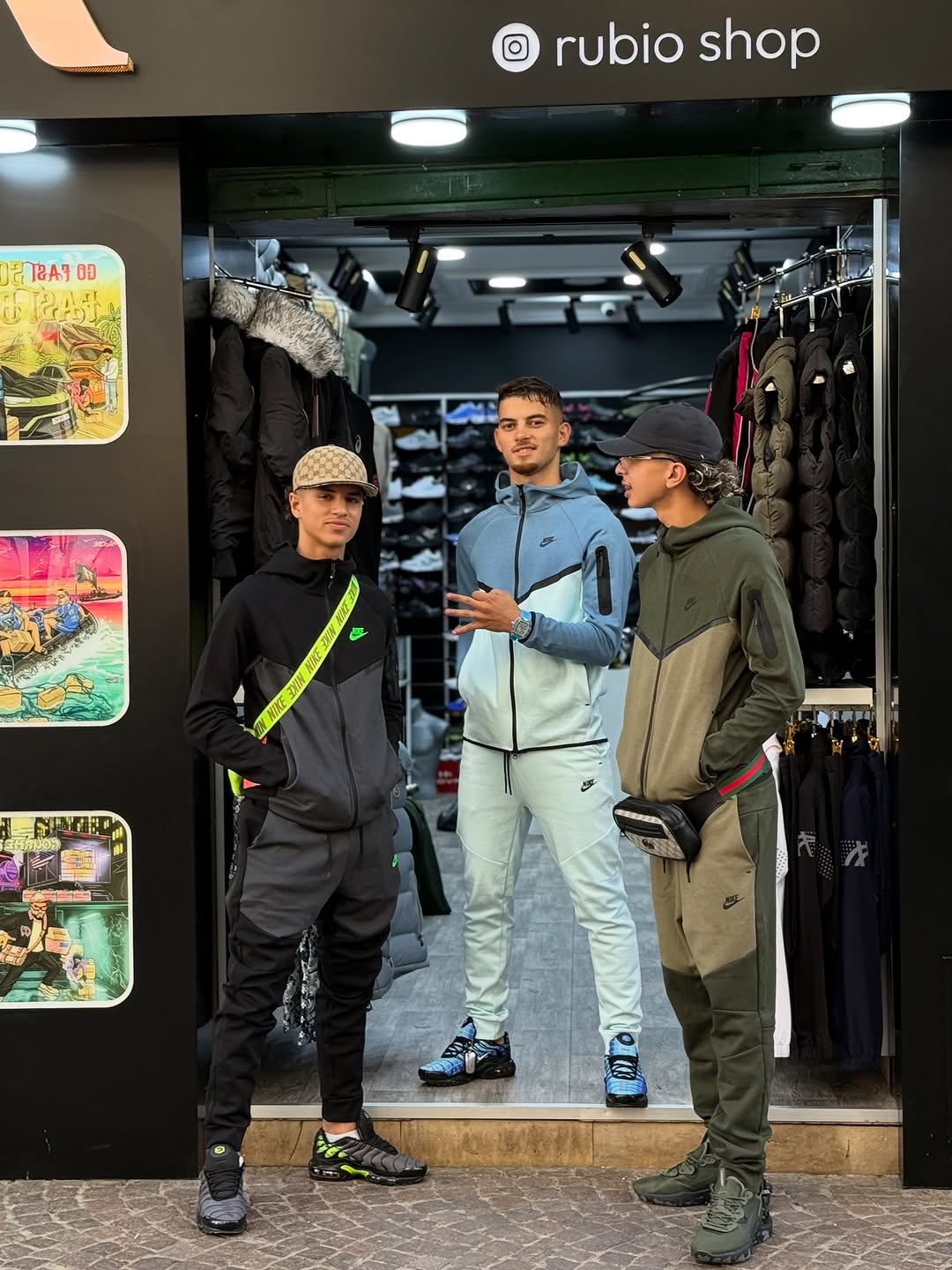 Survêtements Nike Tech portés devant la boutique